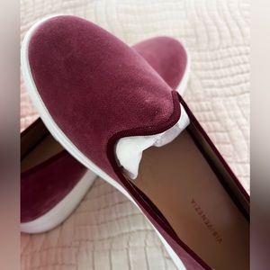 Chic and easy! Beautiful Vibi Venezia slip on sneakers!